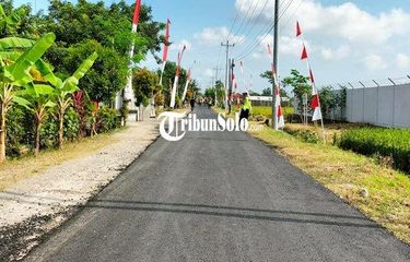 Kondisi jalan di Desa Karangmalang, Kecamatan Masaran, Sragen, Jawa Tengah, yang mulus diaspal jelang kunjungan Presiden Joko Widodo (Jokowi). Padahal sebelumnya, selama belasan tahun jalan itu rusak.