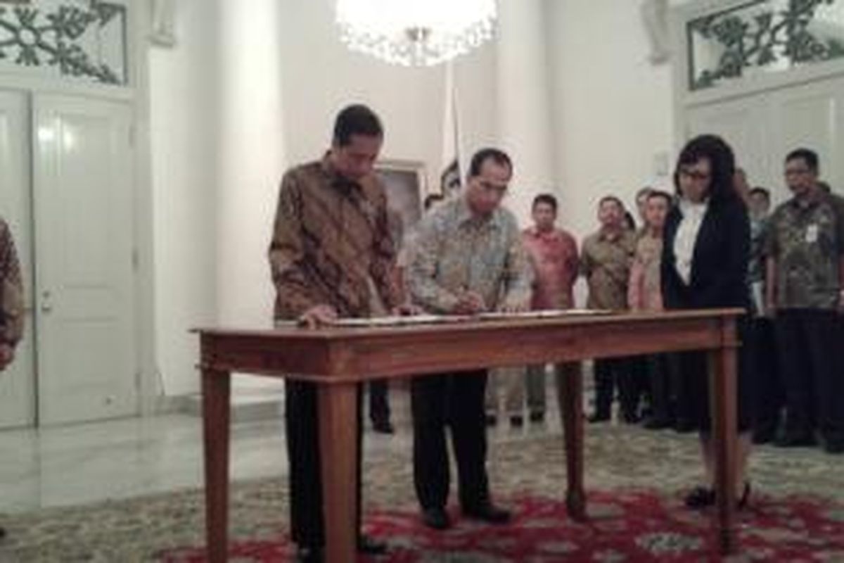 Gubernur DKI Jakarta Joko Widodo (kiri) dan Direktur Utama PT Jakarta Propertindo Budi Karya Samadi, saat menandatangani pendirian PT Transportasi Jakarta, di Balaikota Jakarta, Kamis (27/3/2014)