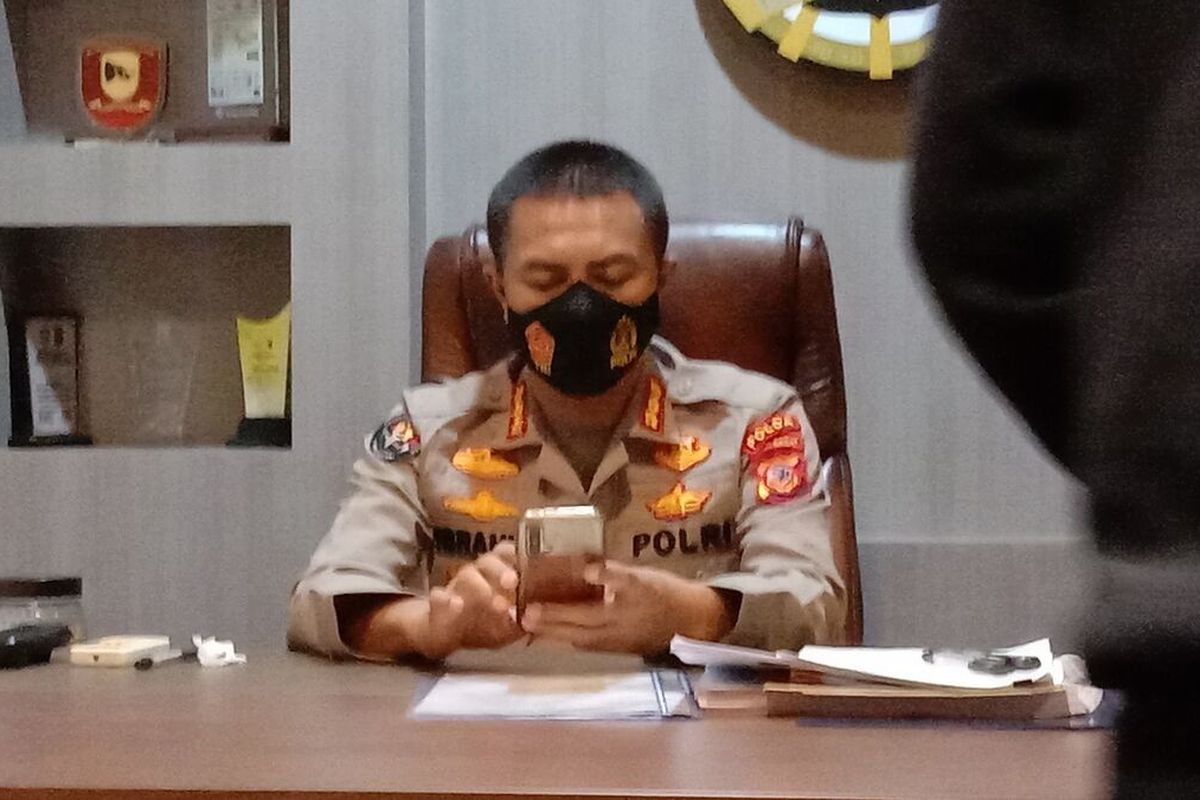 Kabidhumas Polda Jabar Kombes Pol Ibrahim Tompo tengah menjelaskan perkembangan kasus pembunuhan ibu dan anak di Subang.