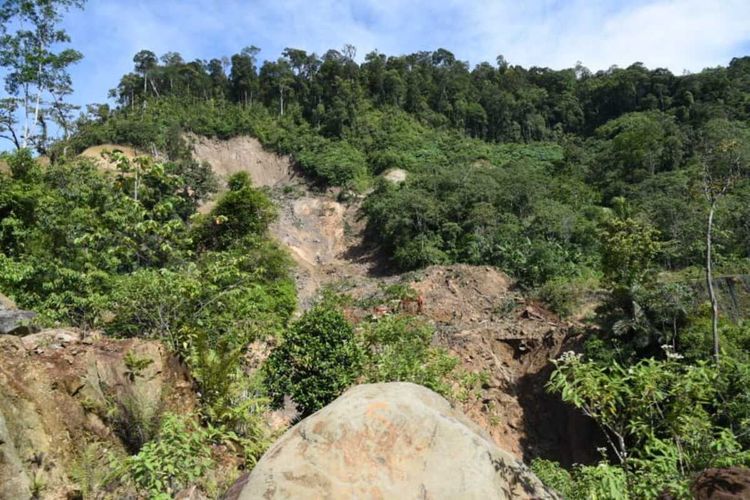 Tim SAR gabungan melakukan proses evakuasi dan pencarian, korban bencana longsor di areal proyek pembangunan PLTA Batang Toru, di Kelurahan Wek I, Kecamatan Batang Toru, Tapanuli Selatan, Jumat (30/4/2021). dikabarkan 12 orang tertimbun, dan baru 3 korban yang berhasil ditemukan.