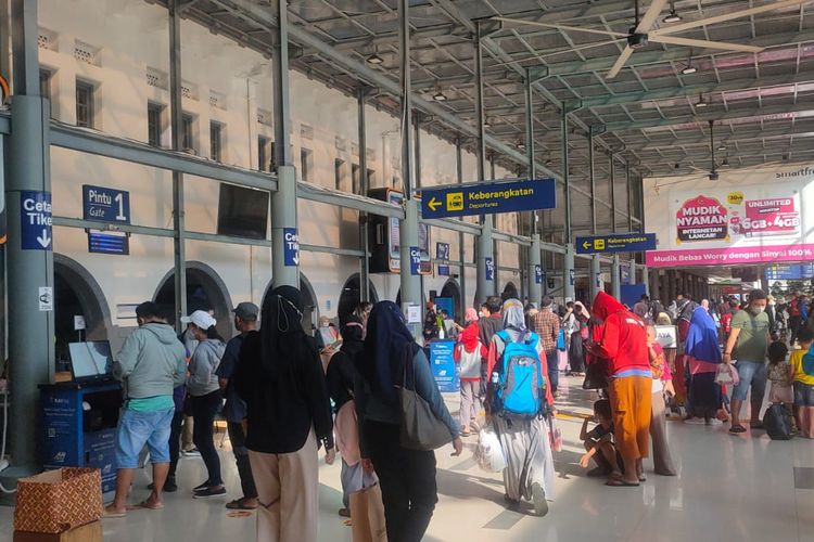 H-6 Lebaran 2022, para pemudik mulai padati Stasiun Pasar Senen untuk melakukan perjalanan ke kampung halamannya pada Selasa (26/4/2022).