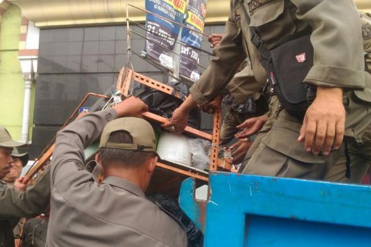 Satpol PP merazia pedagang kaki lima (PKL) Tanah Abang, Jakarta Pusat, Senin (6/6/2016).