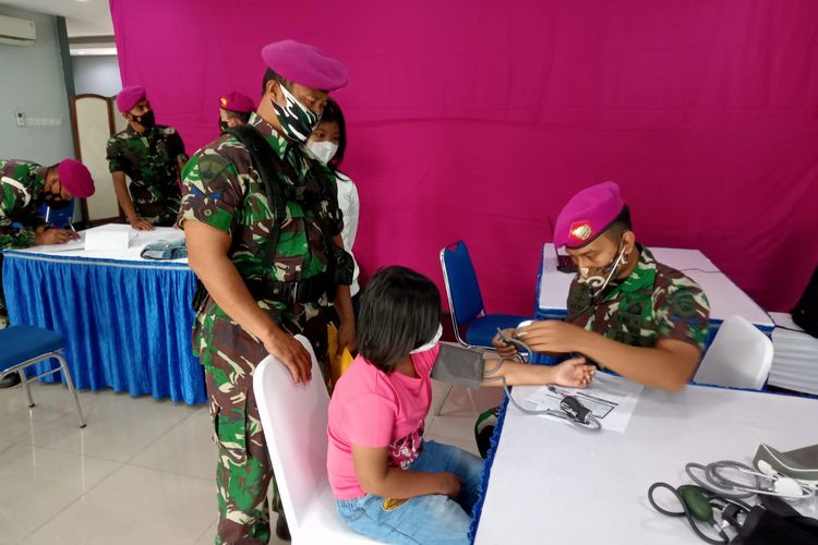 Korps Marinir TNI Angkatan Laut mulai menggelar penyuntikan vaksin Covid-19 bagi anak-anak yang digelar di Markas Komando Korps Marinir, Jakarta, Kamis (23/12/2021).
