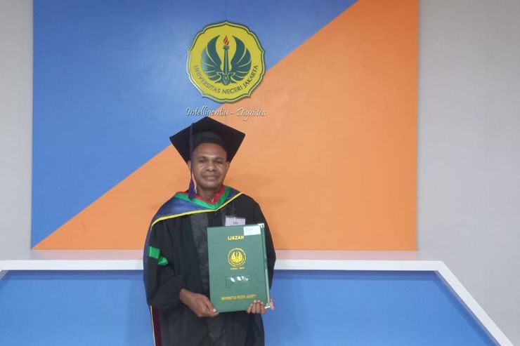 Kisah Rio Tebai, Putra Papua Lulus S1 Biologi UNJ lewat Beasiswa ADik