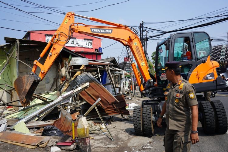 Satpol PP Bongkar Lapak PKL di Kawasan Pasar Cisarua Bogor