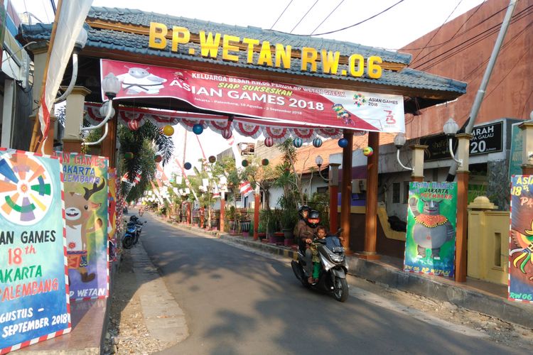 Pintu masuk Perum BP wetan Gresik yang dihias bertema Asian Games 2018.