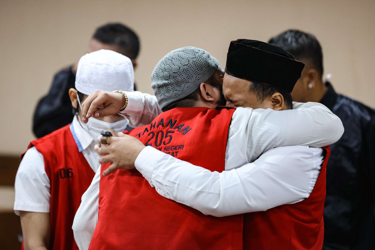 Terdakwa kasus pengeroyok pegiat media sosial Ade Armando usai menjalani sidang vonis di Pengadilan Negeri Jakarta Pusat, Kamis (1/9/2022). Majelis hakim menjatuhkan hukuman pidana selama 8 bulan penjara dikurangi masa tahanan.