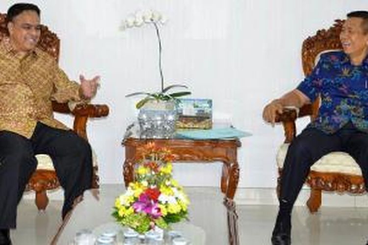 Konjen India untuk Bali Amarjeet Singh Takhi (kiri) saat bertemu Gubernur Bali Made Mangku Pastika (kanan), di Denpasar, Jumat (16/1/2015).