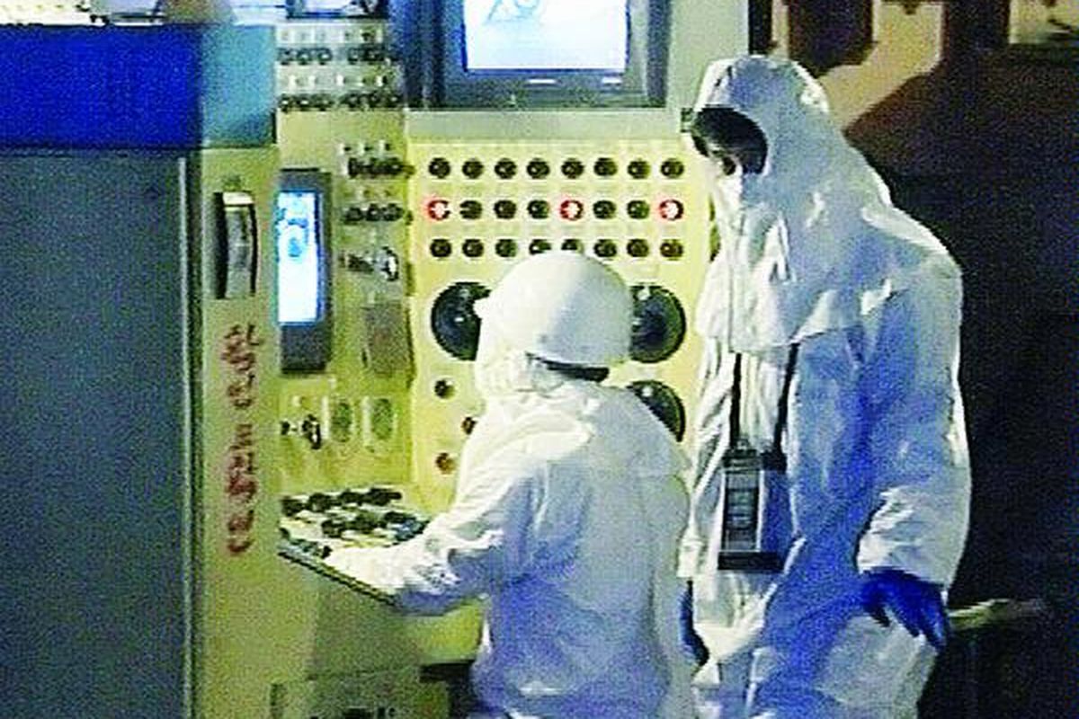 Sejumlah pekerja Korea Utara mengoperasikan peralatan pada pusat pembangkit nuklir utama di Yongbyon, Korut, menurut sebuah tayangan televisi, awal Februari 2008. Lantaran tidak terikat dengan Traktat Nonproliferasi Nuklir (NPT), Korut pun dipandang sebagai negara yang membahayakan negara lain.