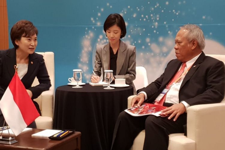 Menteri Pertanahan, Infrastruktur dan Transportasi Korea, Kim Hyun Mee saat berbincang dengan Menteri PUPR Basuki Hadimuljono di Korea Selatan, Senin (17/9/2018).