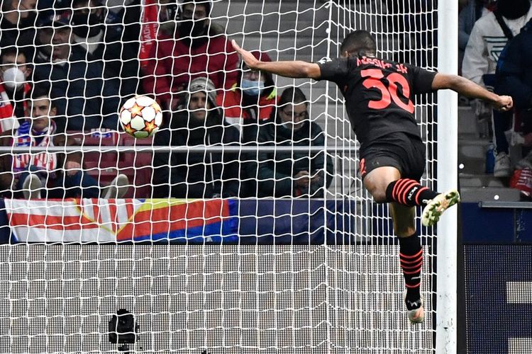 Pemain AC Milan, Junior Messias, menanduk masuk operan silang Franck Kessie ke gawang Atletico Madrid dalam laga Liga Champions di Stadion Wanda Metropolitano, 24 November 2021.