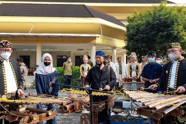 Gubernur dan Wakil Gubernur Banten, Wahidin Halim-Andika Hazrumy memainkan alat musik tradisional Calung Renteng di acara peringatan Hari Ulang Tahun (HUT) ke-21 Provinsi Banten. 
