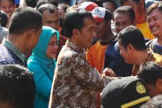 Warga Rela Menunggu Berjam-jam demi Sembako dari Jokowi