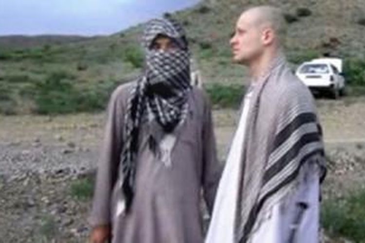 Sersan AS, Bowe Bergdahl (kanan) bersama seorang militan Taliban di Afghanistan