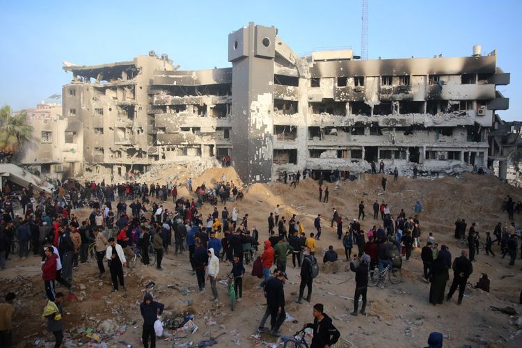Warga Palestina memeriksa kerusakan di rumah sakit Al-Shifa di Gaza setelah militer Israel keluar dari kompleks perumahan rumah sakit tersebut pada 1 April 2024, di tengah pertempuran yang sedang berlangsung antara Israel dan kelompok militan Hamas. 