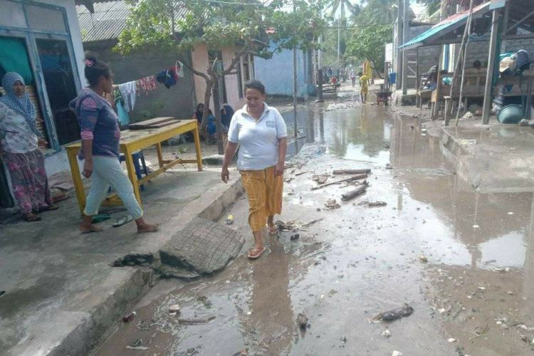 Banjir rob dan gelombang tinggi mennerjang desa-desa di Kecamatan Teor, Kabupaten Seram Bagian Timur, Maluku Kamis (27/5/2021)