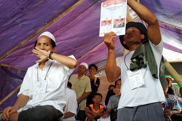 Suasana penghitungan suara di Desa Sesela, Kecataman Gunung Sari, Lombok Barat.