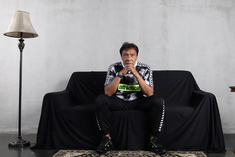 Legenda sepakbola Indonesia Robby Darwis mengenakan salah satu dari dua kreasi jersey hasil kolaborasi dua brand lokal Athletica dan Classiconesia bertemakan Past For The Future.