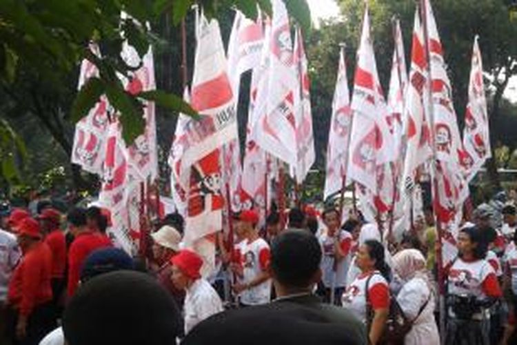 Massa pendukung Prabowo-Hatta melakukan orasi di depan Gedung Mahkamah Konstitusi (MK), beberapa waktu lalu