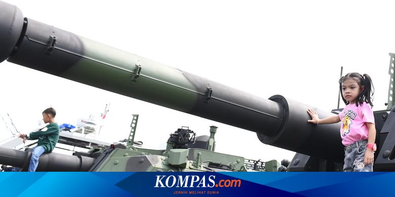 Berpakaian Santai, 2 Cucu Jokowi Jajal Naik "Medium Tank"