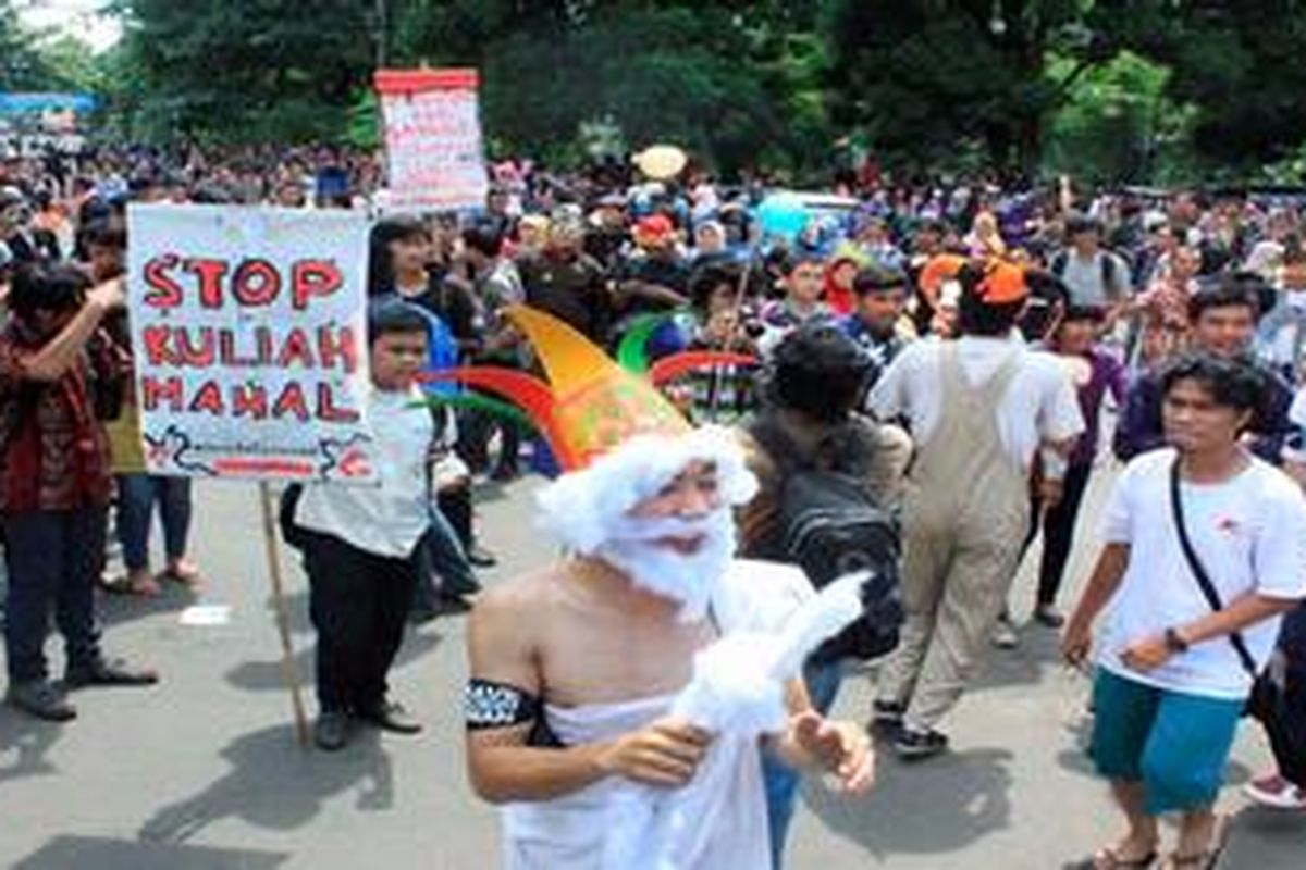 Sekitar seribu mahasiswa Universitas Jenderal Soedirman Purwokerto, Kabupaten Banyumas, Jawa Tengah, Rabu (12/12/2012), berunjuk rasa menolak penerapan uang kuliah tunggal (UKT). Mereka mempertanyakan perhitungan komponen penentu UKT oleh pihak universitas. Mahasiswa sempat menduduki rektorat hingga sore hari.   