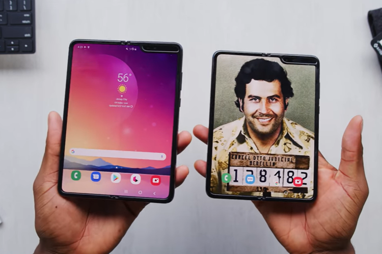 Samsung Galaxy Fold (kiri) dan Escobar Fold 2 (kanan).