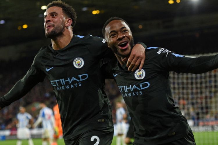 Selebrasi gelandang Manchester City, Raheem Sterling (kanan), bersama Kyle Walker setelah berhasil mencetak gol kemenangan timnya ke gawang Huddersfield Town dalam pertandingan Liga Inggris 2017-2018 di Stadion John Smiths, Huddersfield, Inggris, pada Minggu (26/11/2017).