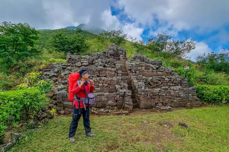 Jalur pendakian Gunung Penanggungan via Jolotundo yang melewati situs-situs arkeologi yang diperkirakan peninggalan era Majapahit.