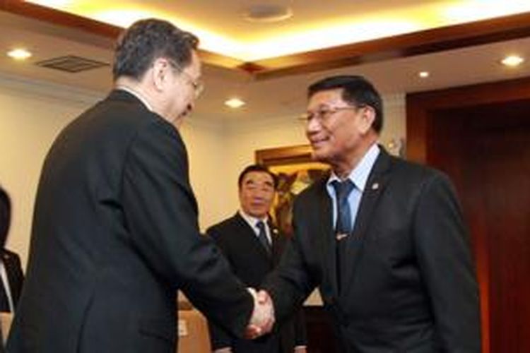 Wakil Ketua DPD RI Farouk Muhammad menyambut kunjungan Ketua Majelis Permusyawaratan Politik Tiongkok Yu Zheng Sheng di DPD RI, Senin (27/7/2015).