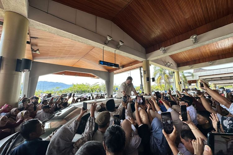 Prabowo disambut ribuan massa di Bandara Internasional Minangkabau, Sabtu (29/4/2023)