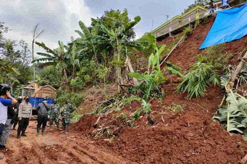 Tebing Setinggi 15 Meter Longsor di Sumedang, 38 Rumah di Atas Bukit Terancam