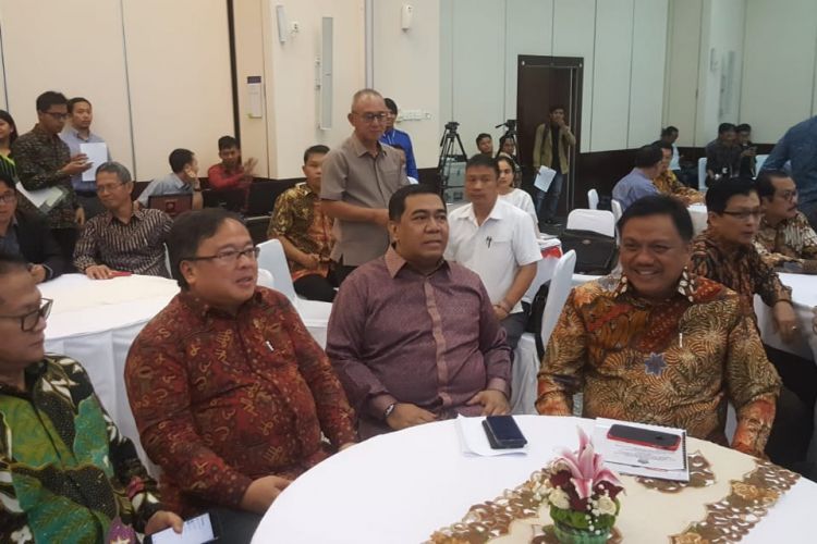 Gubernur Sulut Olly Dondokambey (pertama paling kiri), Kepala Bappenas, Bambang Brodjonegoro (ke-2 dari kanan) dalam FGD menyusun Rencana Pembangunan Jangka Menengah Nasional (RPJMN) 2020-2024, Kamis (14/11/2018).