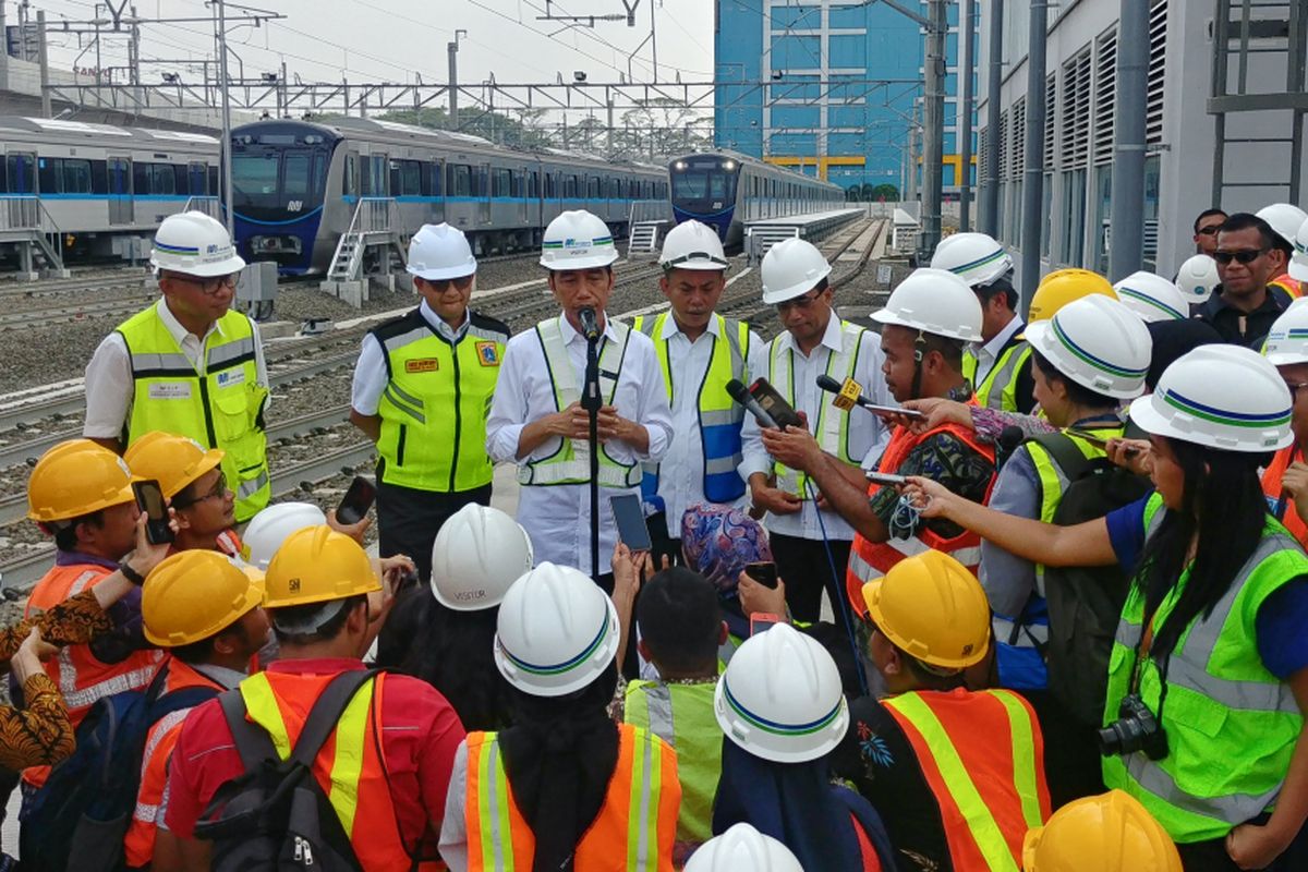 Presiden Joko Widodo, Selasa (6/11/2018) pagi, menjajal moda transportasi Mass Rapid Transit. Presiden berangkat dari stasiun Bundaran Hotel Indonesia dan naik ke kereta MRT sampai ke depo Lebak Bulus. 