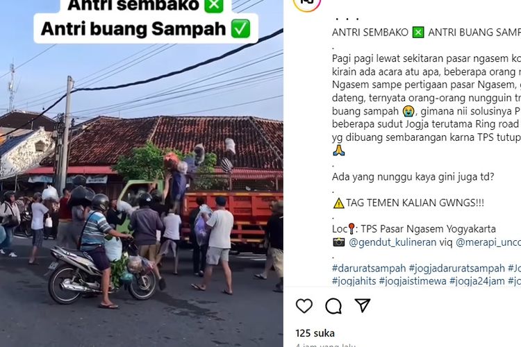BUANG SAMPAH: Sejumlah warga tampak melemparkan sampahnya ke bak truk sampah yang melintas di Depo Ngasem, Yogyakarta, Rabu (24/4/2024).