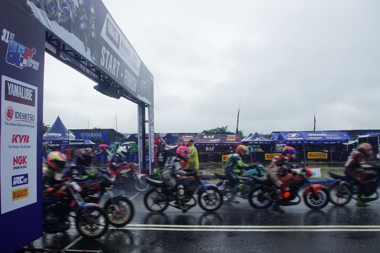 Para pebalap Yamaha Cup Race (YCR) 2020 seri perdana di sirkuit gokart, Boyolali, Minggu (1/3/2020) saat memulai start dalam kondisi cuaca hujan.