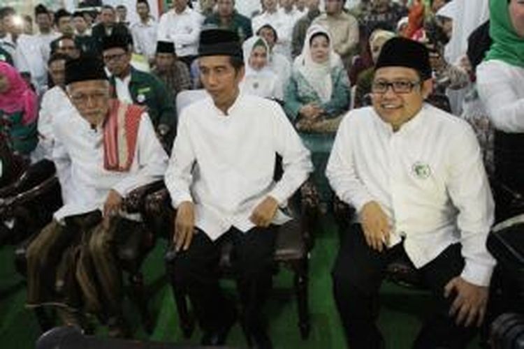 Presiden terpilih, Joko Widodo (tengah) bersama Ketua Umum Partai Kebangkitan Bangsa Muhaimin Iskandar (kanan) dan Ketua Dewan Syura PKB Aziz Mansur menghadiri perayaan Hari Lahir ke-16 PKB di kantor DPP PKB, Jakarta Pusat, Rabu (23/7/2014). Selain Jokowi, wakil presiden terpilih Jusuf Kalla dan sejumlah ketua partai pendukung Jokowi-JK juga hadir pada acara ini.