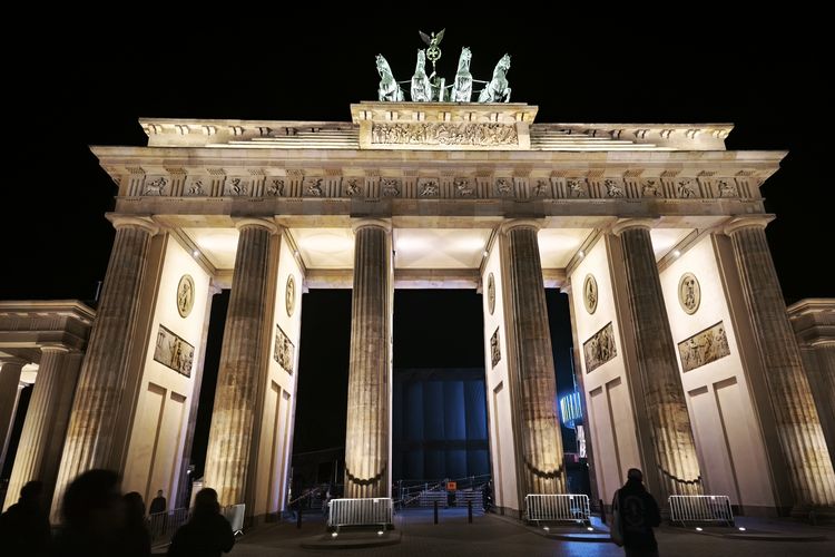 Memotret suasana lokasi wisata Brandeburg Gate yang berada di daerah Pariser Platz, Berlin, Jerman sekitar pukul 20.00-21.00 waktu Jerman 