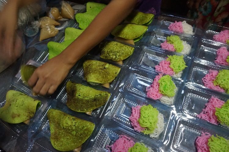 Sehari, Ika bisa membuat hingga 1.200 petulo yang dikemudian dikemas kemudian dijual untuk jajahan takjil berbuka puasa