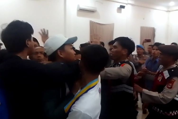 Aksi Mahasiswa di Palopo Memanas, Saling Gebrak Meja dengan Anggota Dewan