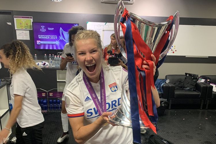 Penyerang Olympique Lyon, Ada Hegerberg, mengangkat trofi Liga Champions Wanita setelah Lyon mengalahkan Barcelona 4-1 di laga final yang bergulir di Budapest pada Sabtu (18/5/2019).