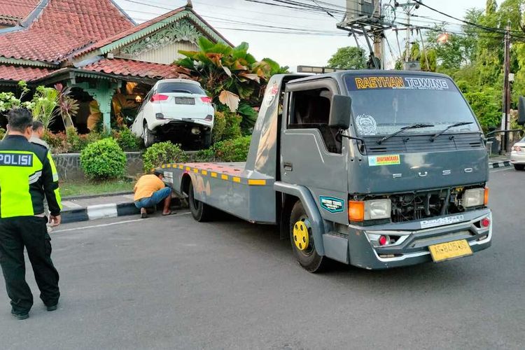 Pagar rumah Dinas Wakil Wali (Wawali) Kota Solo, Teguh Prakoso ditabrak kendaraan roda empat pada Minggu (19/11/2023).