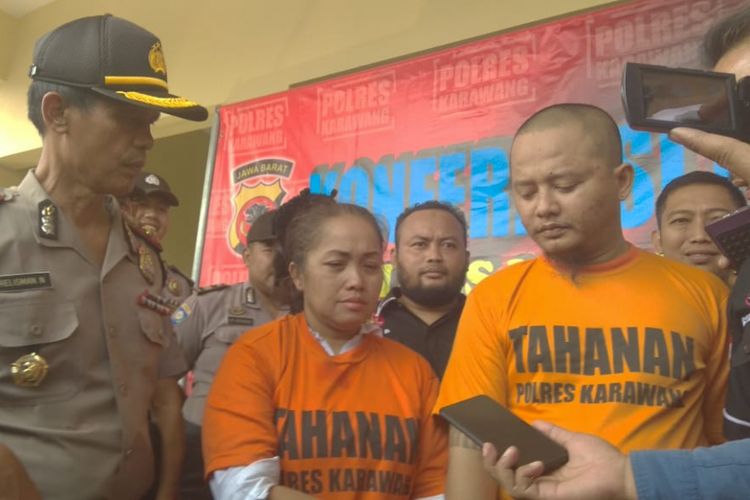 DY (34) dan WA (39), pasangan suami istri asal Kabupaten Kuningan harus meringkuk dibalik jeruji besi, Kamis (27/9/2018). Keduanya kedapatan mengutil di minimarket (Alfamart) di Karawang pada Jumat (14/9/2018).



