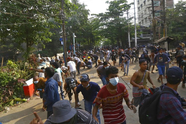 Pengunjuk rasa di Myanmar kembali ke jalan pada Minggu (28/3/2021), hanya sehari setelah pasukan keamanan menewaskan lebih dari 100 orang di hari paling berdarah sejak kudeta militer bulan lalu. 