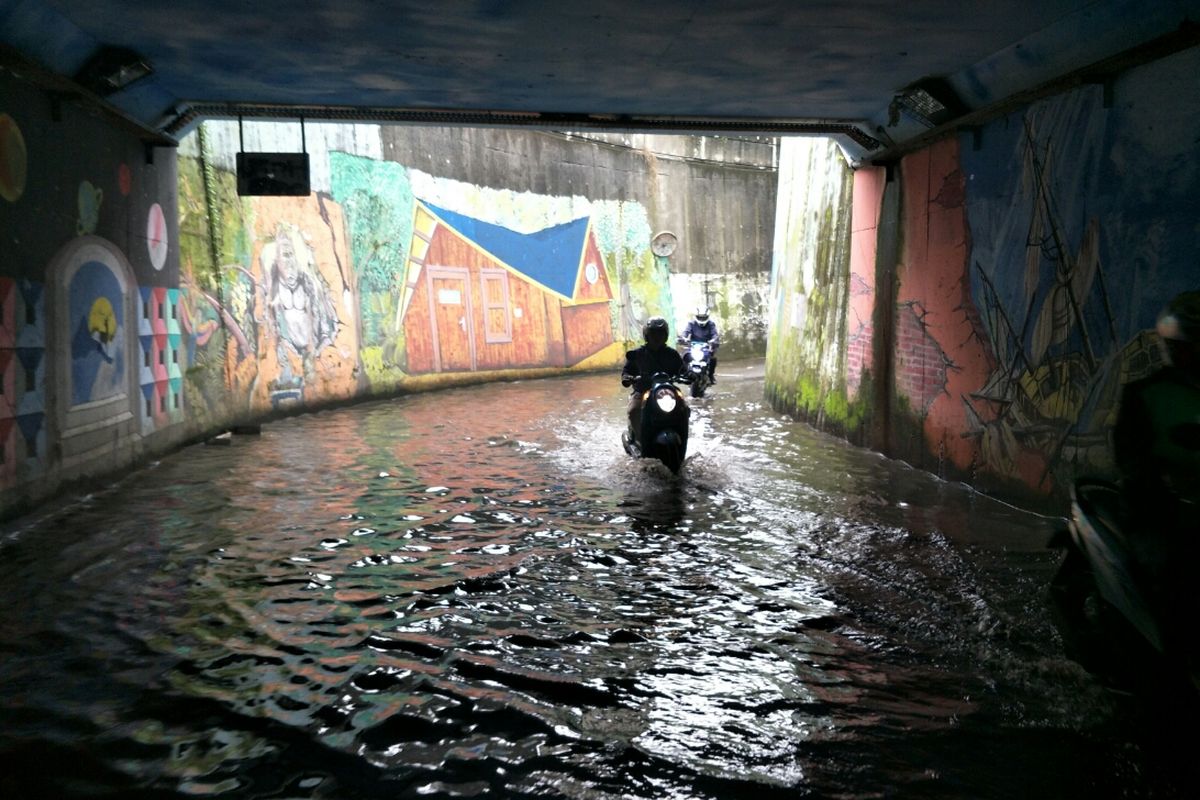 Jembatan Dipo KRl Depok, Kampung Rawa Geni tergenang, Jumat (26/4/2019).