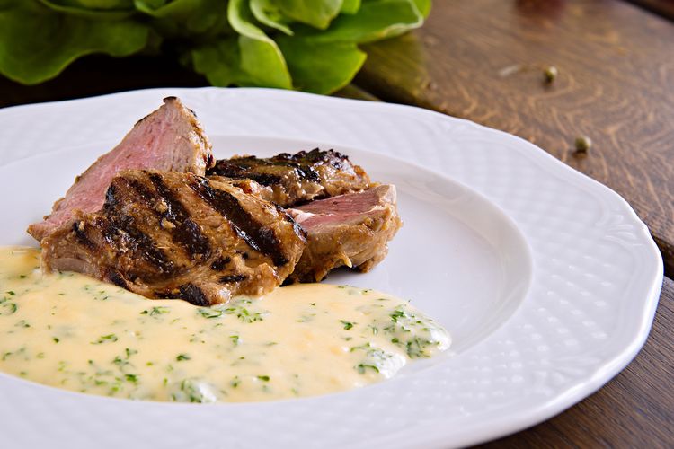 Steak dengan saus bearnaise. 