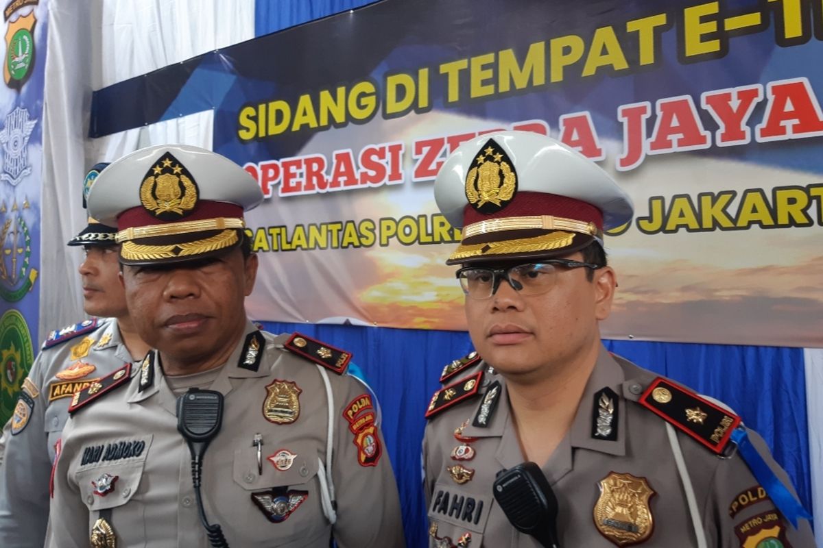 Kasatlantas Polres Jakbar Kompol Hari Admoko dan Kasubdit Gakkum Ditlantas Polda Metro Jaya Kompol Fahri Siregar di Traffic Light Tomang Raya, Jakarta Barat, Jumat (1/11/2019).  