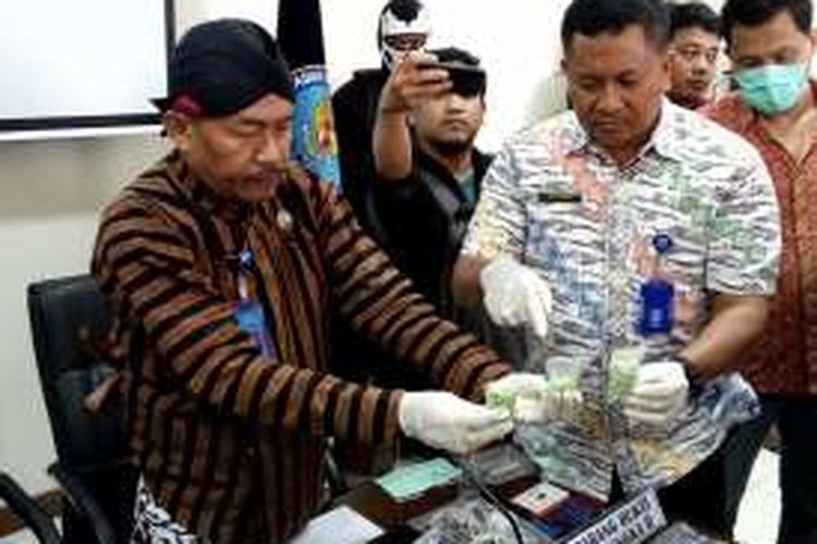 Kepala Badan Nasional Narkotika Propinsi (BNNP) DIY Kombes Pol Sutarmono ,saat menunjukan barang bukti ratusan ekstasi yang di amankan dari tangan ESG warga Klaten Jawa Tengah