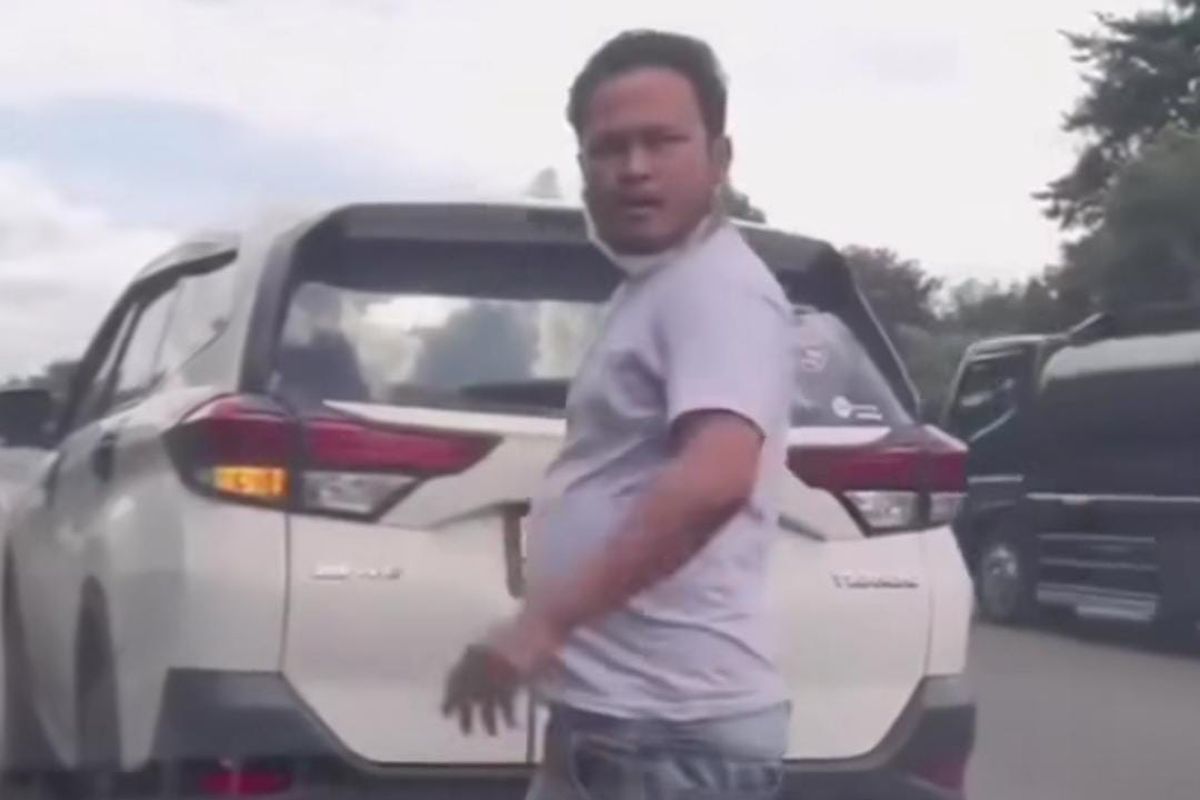 Tangkapan layar pengemudi Daihatsu emosi di jalan raya karena tidak terima diklakson.