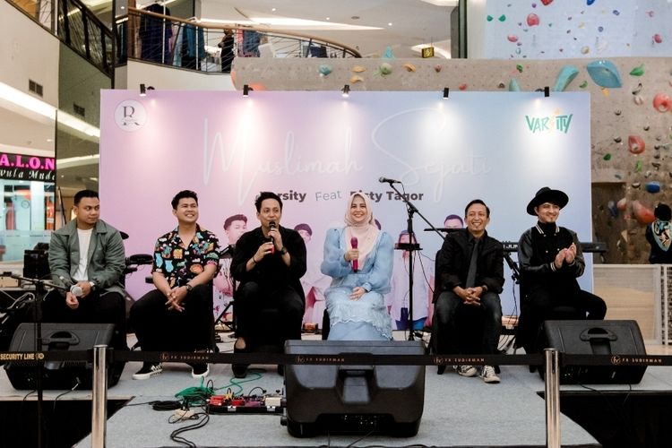 Risty Tagor dan Varsity Band dalam acara peluncuran singel Muslimah Sejati