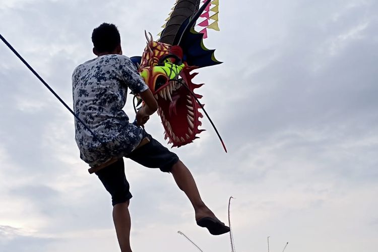 Wisata alternatif di Bantul - Seorang wisatawan sedang menaiki layangan naga raksasa di Kabupaten Bantul, Yogyakarta.